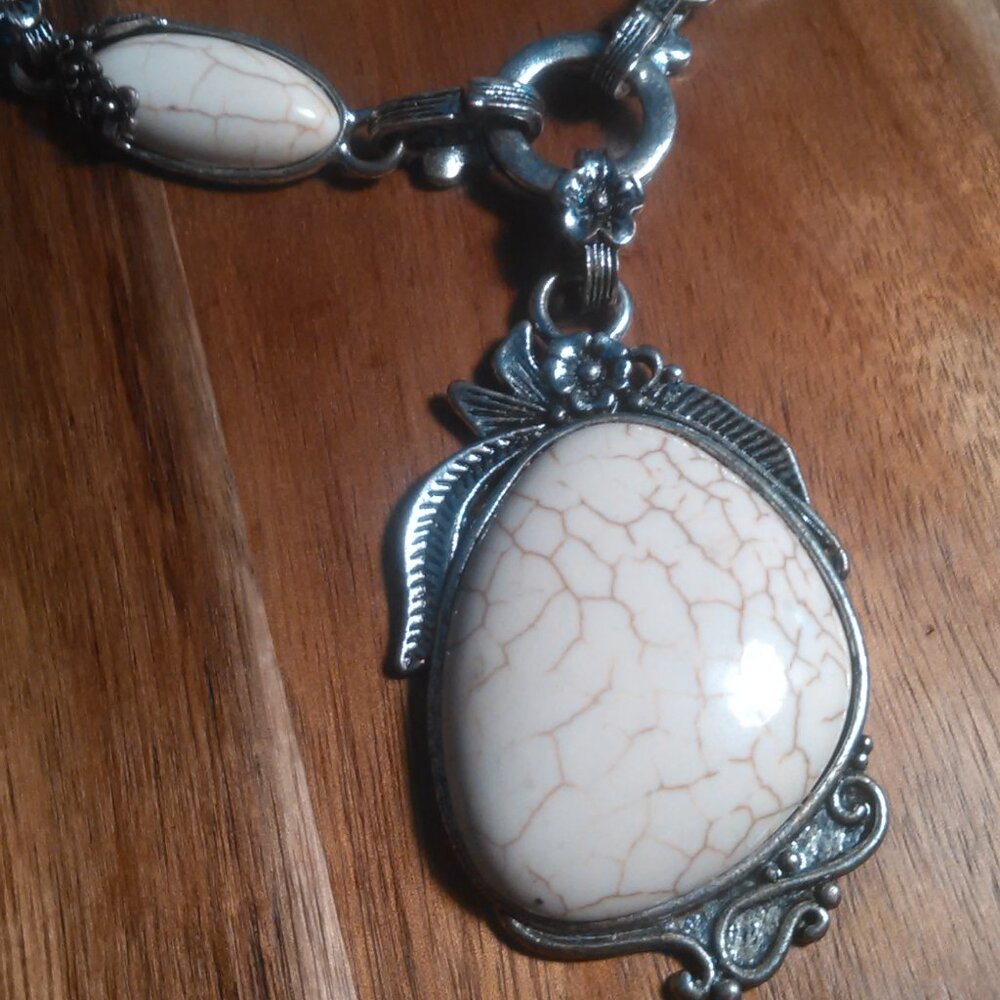 White Howlite Five Stone Floral Design Silvertone Necklace (19 to 22 Inch)